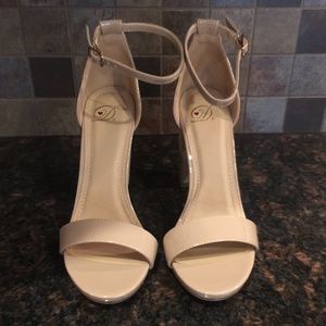 NWOT Heart In D Nude Sandals-7.5